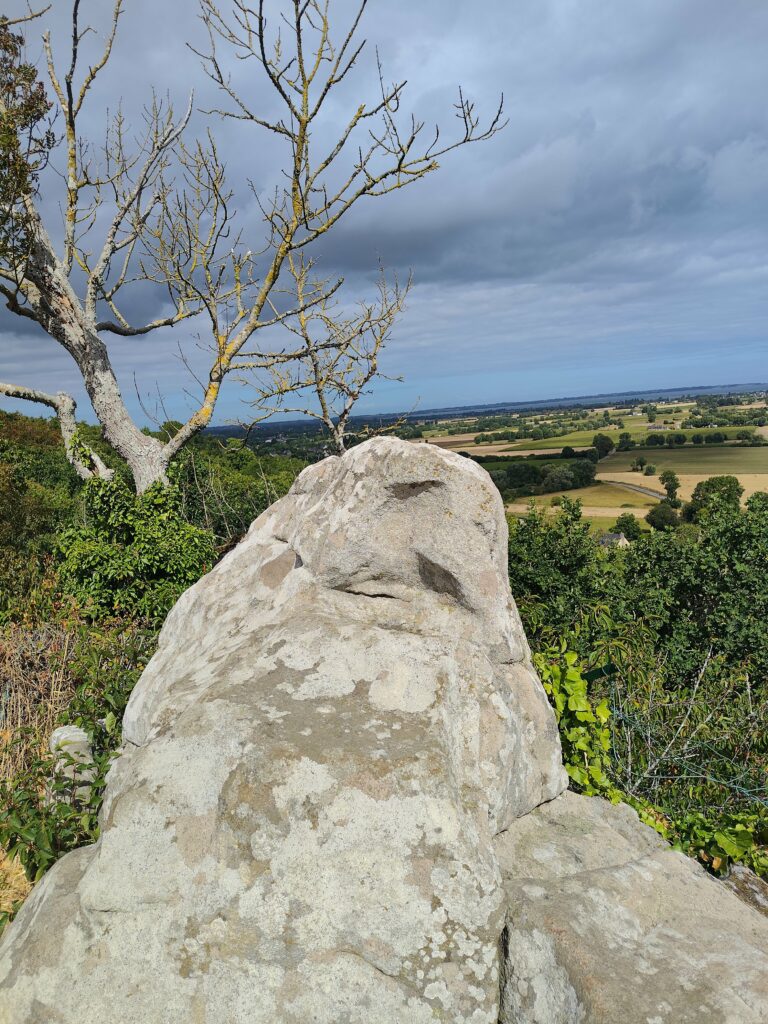 Dol-de-Bretagne et le Mont-Dol : Entre histoire religieuse et légendes bretonnes