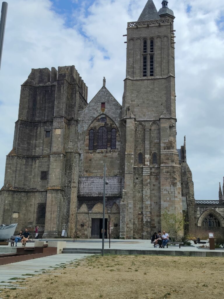 Dol-de-Bretagne et le Mont-Dol : Entre histoire religieuse et légendes bretonnes