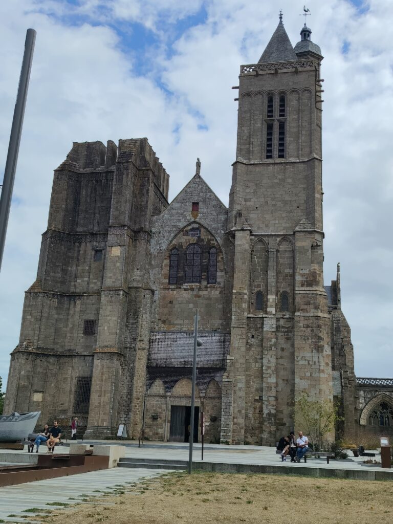 Dol-de-Bretagne et le Mont-Dol : Entre histoire religieuse et légendes bretonnes