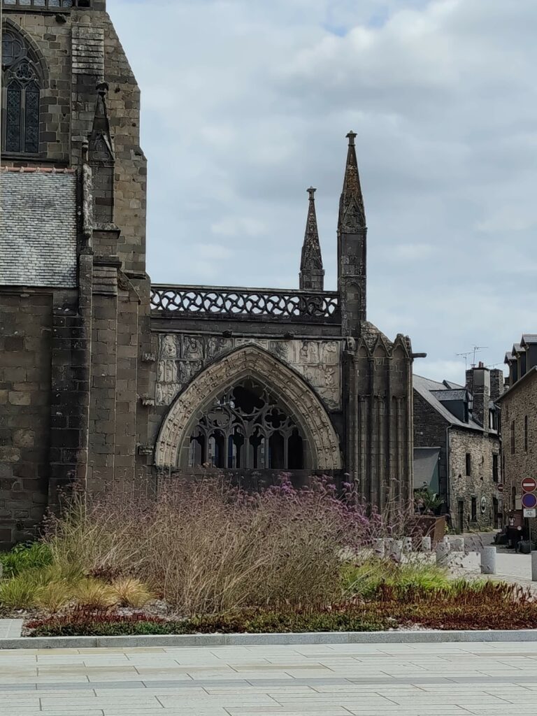 Dol-de-Bretagne et le Mont-Dol : Entre histoire religieuse et légendes bretonnes