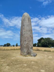 Le Menhir du Champ-Dolent
