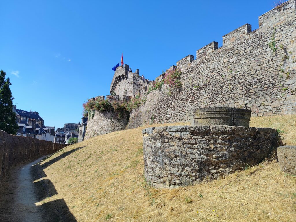 Le Donjon et les remparts